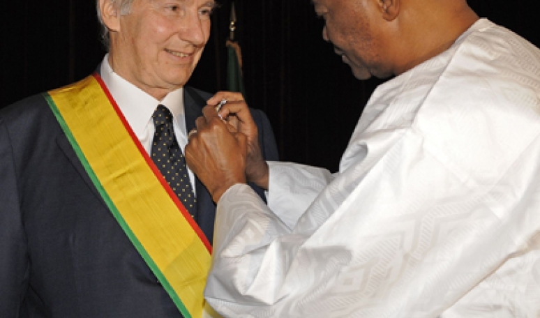 Hazar Imam is awarded the Grand Cross of the National Order of Mali by President Amadou Toumani Touré during a state b